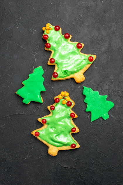 青蛙顶视图圣诞树饼干黑暗孤立的表面新年照片眼睛圣诞饼干树视图