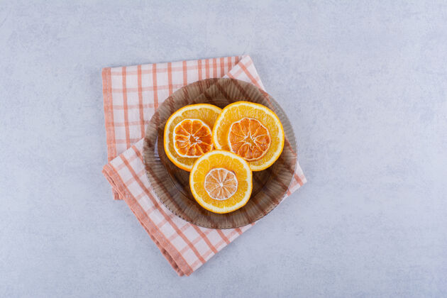 水果放在石桌上的一碗新鲜干燥的橙子片多汁热带圆形