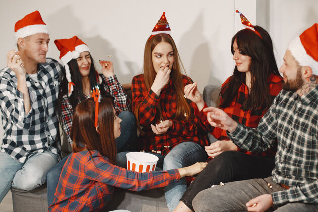 年快乐的团体年轻人在聚会上成人女性圣诞树