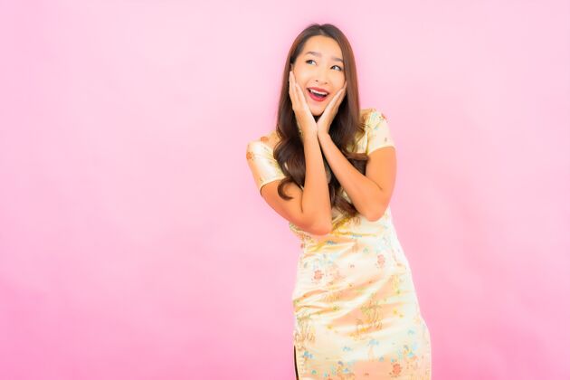 文化在粉红色的墙上 一幅美丽的亚洲年轻女子带着中国新年概念微笑的画像成人女性年轻人