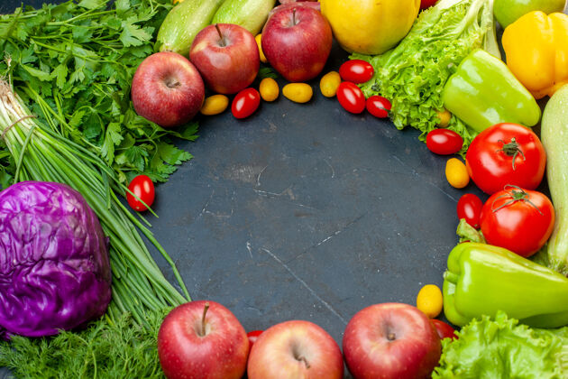 食物顶视图蔬菜和水果樱桃西红柿孜然苹果红卷心菜葱莴苣欧芹甜椒与自由的地方樱桃蔬菜苹果