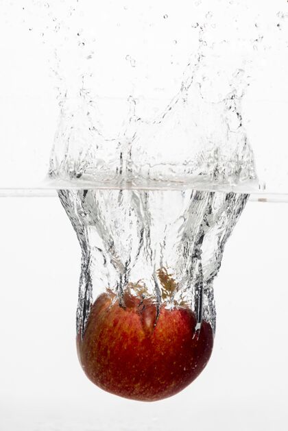 美味水里红苹果的正面图水甜点健康的