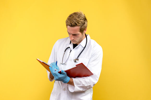 外套正面图男性医生写笔记黄色背景病毒健康医学人护士人实验室