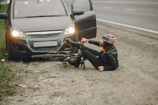 交通那女人撞到了车上夜晚撞车自行车