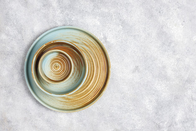 圆形不同的陶瓷空盘子和碗现代视图盘子