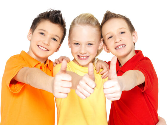 成功快乐的孩子们的肖像画 竖起大拇指的姿势孤立在白色上童年同意一起