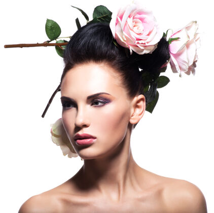 年轻美丽的年轻女子 头发上开着粉红色的花-隔离在白色上漂亮玫瑰成人