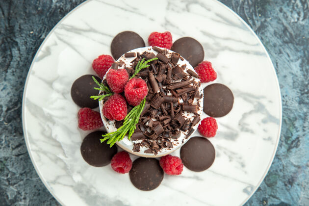多汁上图：白色椭圆形盘子上的巧克力芝士蛋糕和灰色表面的食物照片甜点草莓顶部