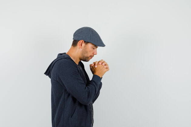胡须身穿t恤 夹克 帽子的年轻男子双手合十祈祷 神色平静虚拟人发型
