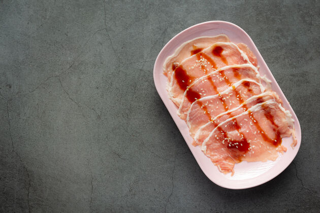 吃火锅涮；生鲜肉片在盘子里蛋白质健康饮食菜单