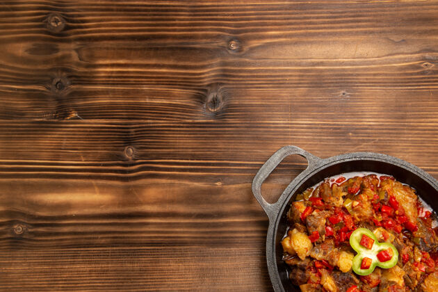 平底锅木桌上的锅内熟食俯瞰图食物一餐胡椒