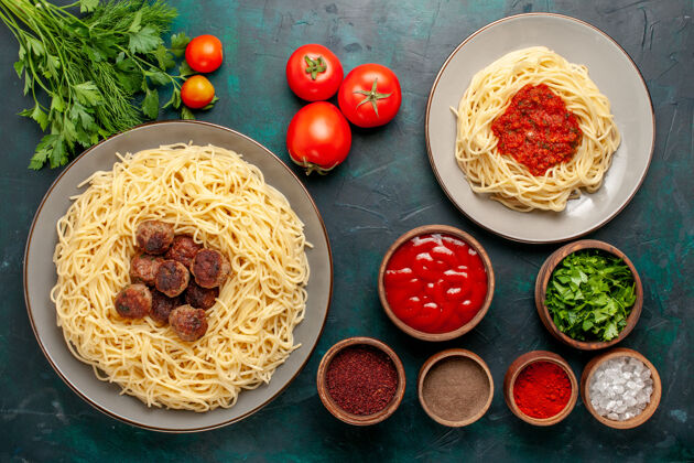晚餐顶视图煮熟的意大利面食与肉和调味品在深蓝色的表面调味品意大利菜餐厅