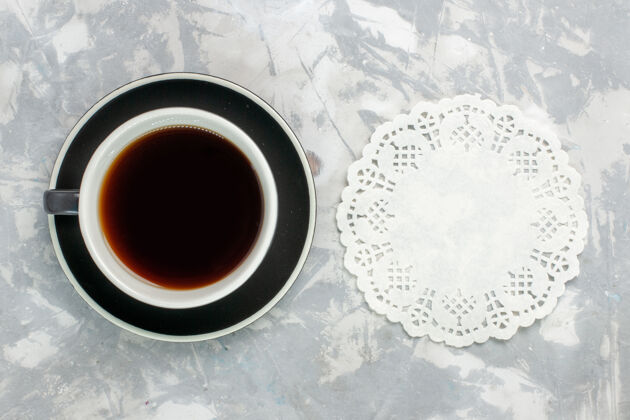 早餐顶视图茶杯内部茶杯和茶盘表面呈浅白色里面杯子生的