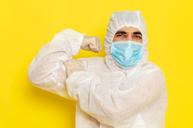 科学身穿特殊防护服 戴着浅黄色面罩的男性科学工作者的正面图男性特殊危险