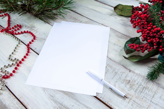 礼物纸桌上的空白纸用钢笔信息封闭传统