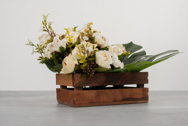 木头盒子美丽的白玫瑰木盒在灰色的表面木头花自然