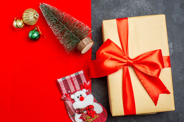 蝴蝶结圣诞节心情俯瞰图 红色和黑色背景上有圣诞树装饰配件礼品袜子头顶风景圣诞节