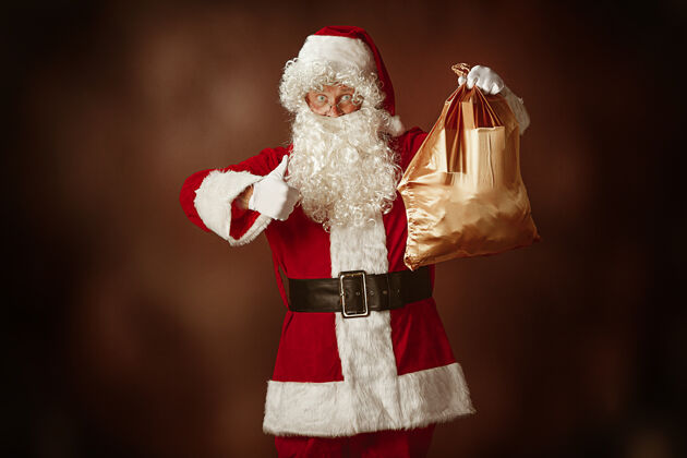 传统穿着圣诞老人服装的人的肖像服装手圣诞老人