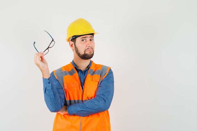 工具穿着衬衫戴眼镜的年轻建筑工人工作眼镜头盔