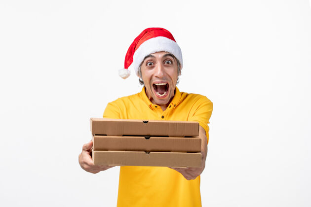 男信使正面图男快递员拿着披萨盒在白墙上统一送货服务工作圣诞节盒子工作