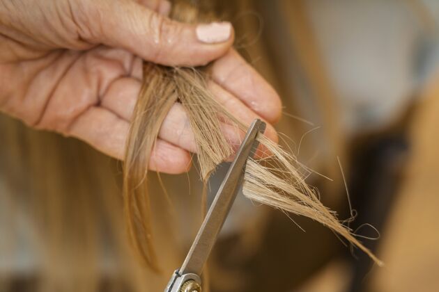 修女在家被发型师剪头发的女人剪刀沙龙美容师