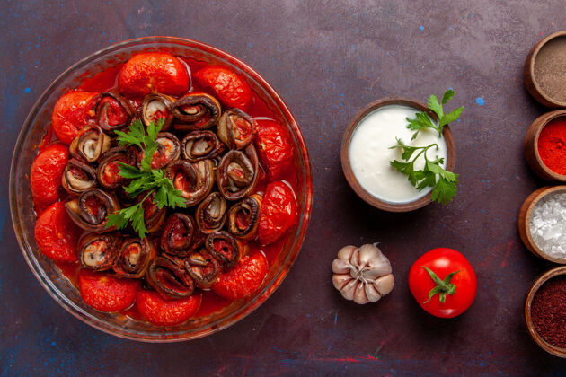 美味俯瞰烹饪蔬菜餐美味的西红柿和茄子与调味品在黑暗的桌子上盘子桌子新鲜