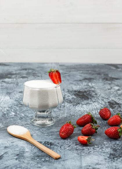 新鲜高角度观看柳条垫子上的酸奶玻璃碗 深蓝色大理石和白色木板背景上有木勺子和草莓垂直的自由空间为您的文字碗奶制品奶酪