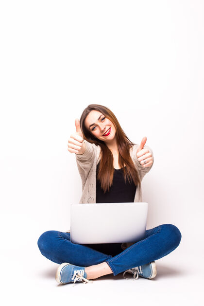 女人一个快乐的年轻女子拿着一台笔记本电脑在一个白色的房间里技术快乐模型