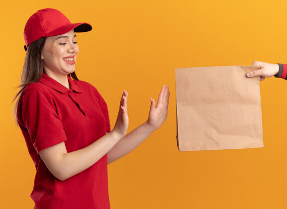 打开有人把纸包交给了那个穿着制服的漂亮送货员 她双手张开 示意橙色墙上没有隔离的标志 还有复印空间请漂亮女人