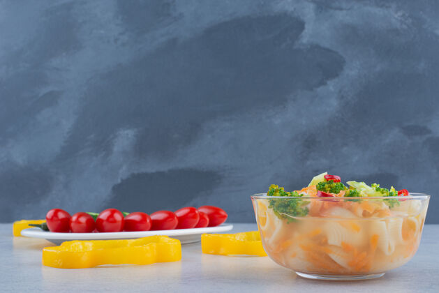 意大利面白板蔬菜沙拉 大理石面通心粉胡椒樱桃番茄食物