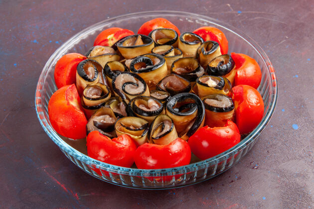 菜肴前视图蔬菜餐切成薄片和卷西红柿茄子在黑暗的表面晚餐一餐美食