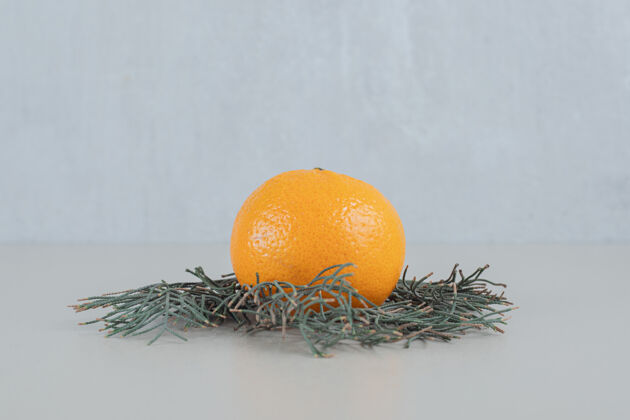 生的一个完整的新鲜橘子在灰色的背景上热带颜色果汁