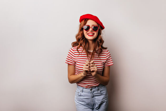 红发可爱的高加索女孩 姜黄色头发照片中的法国女士戴着很酷的太阳镜贝雷帽帽子休闲