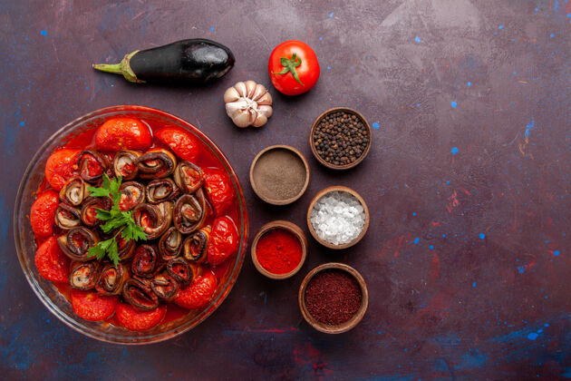 传统顶视图熟蔬菜餐番茄和茄子与调味品在黑暗的表面生的晚餐硬币