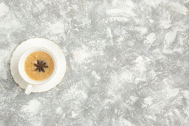 顶部浅白色表面上的咖啡顶视图甜点咖啡