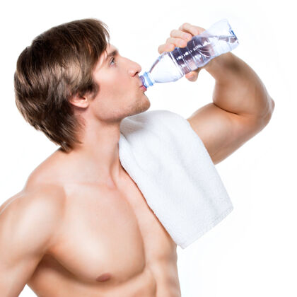 胡须英俊肌肉的赤膊运动员喝水-隔离在白墙上吸引力男人胡茬