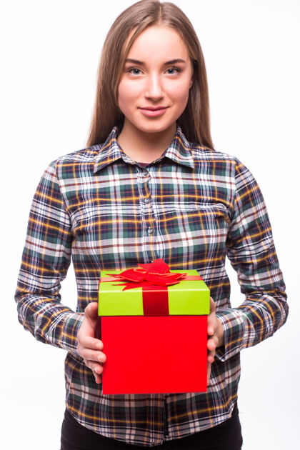 女人快乐美丽的年轻女子拿着礼品盒在白墙上惊喜礼物女人