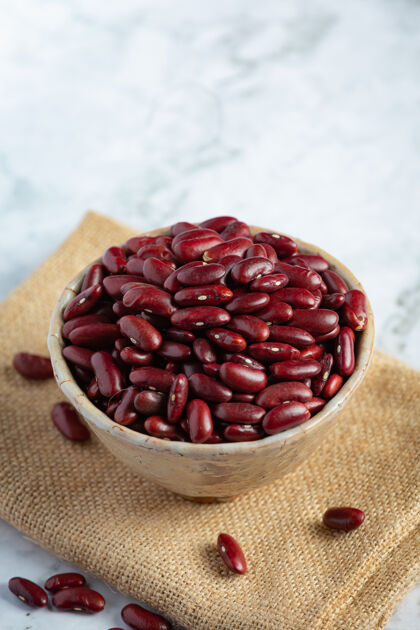 自然把红芸豆放在小碗里的布袋上烹饪餐厅草药