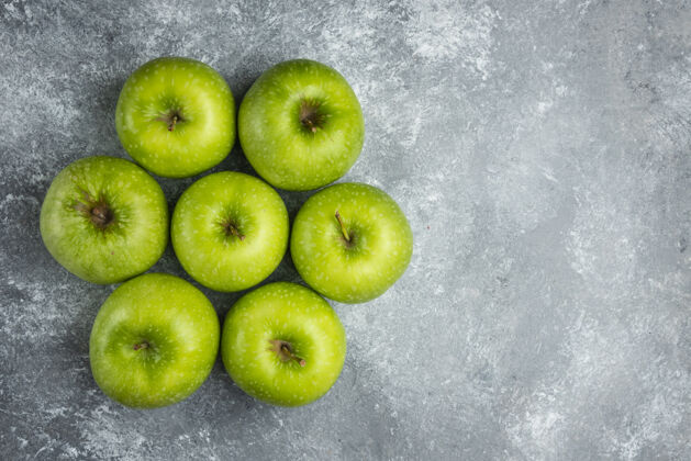 绿色大理石表面有很多熟苹果多汁顶部观点水果