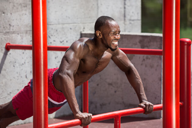 成就适合运动员在体育场做运动非裔或非裔美国男子在城市户外非洲男子锻炼