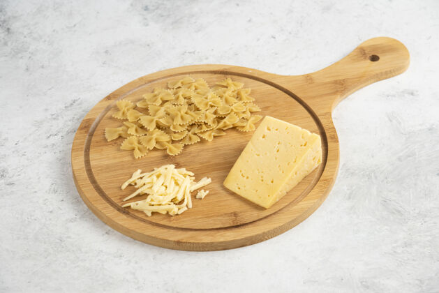 奶酪生法法尔干酪木板生的意大利面干的