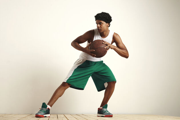 运动员职业篮球运动员练习防守与旧皮革篮球隔离在白色肌肉篮球青年