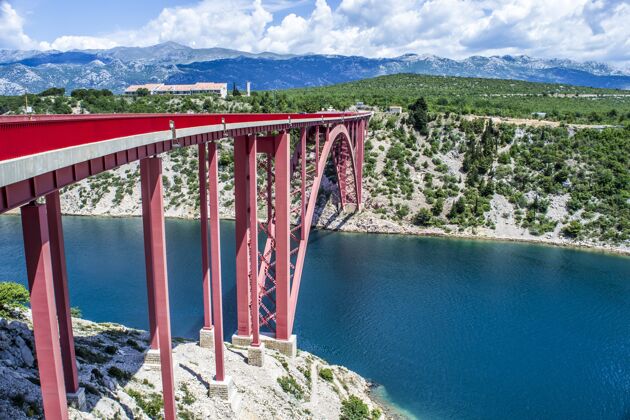 航道美丽的镜头马斯莱尼卡大桥在克罗地亚的河道河流自然地标