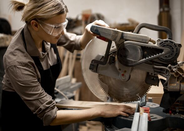 技能带安全眼镜和工具的女木匠侧视图工作工作就业