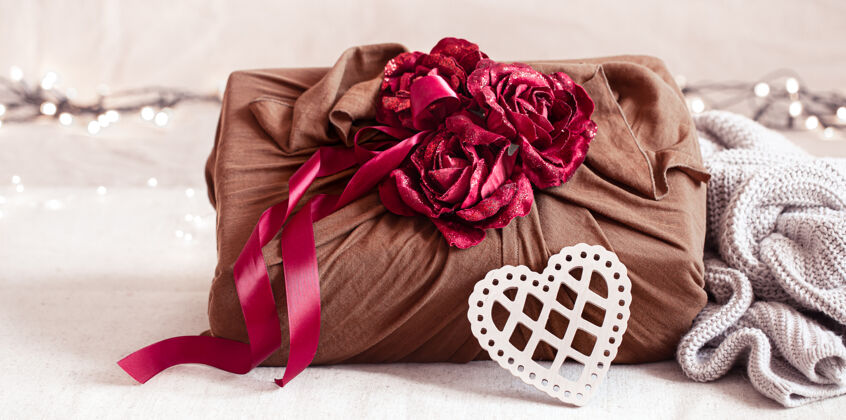 面料用丝带和装饰性玫瑰装饰的礼品盒情人节原创礼品包装浪漫丝带情人节