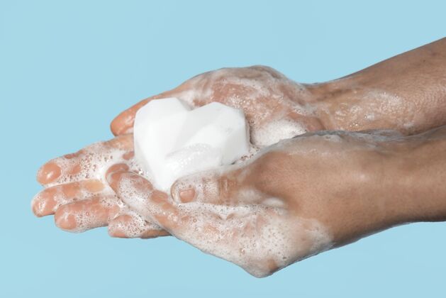 健康侧视图用白色肥皂洗手的人卫生清洗手