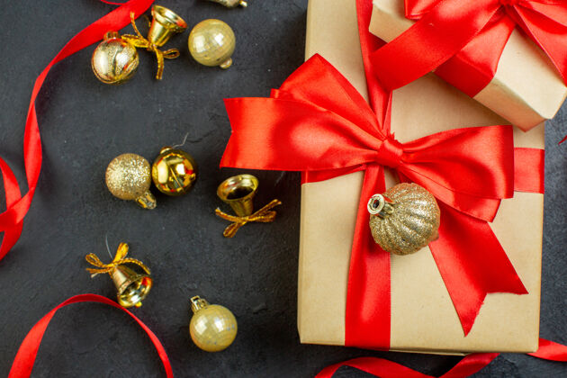圣诞节黑色背景上带有红丝带和装饰配件的礼品盒特写镜头手镯礼品盒景观