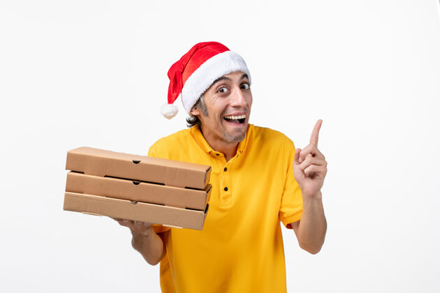 送货正面图白色桌子上有披萨盒的男快递员工作制服服务递送景观圣诞节职业