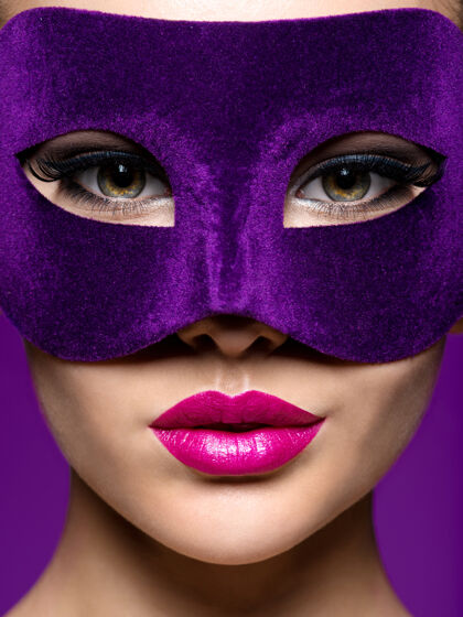 迷人脸上戴着紫色戏剧面具 嘴唇是紫色的女人特写镜头女性高加索