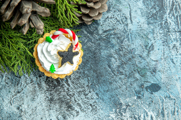 圣诞节顶视图圣诞酸松枝松果在灰色的表与自由空间树枝松树馅饼